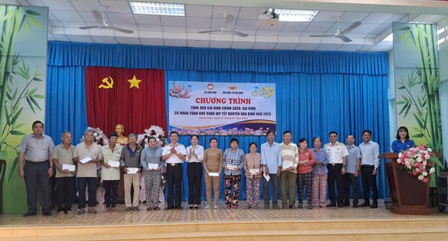 Hải đoàn 129 Hải quân trao quà Tết tại Đồng Tháp