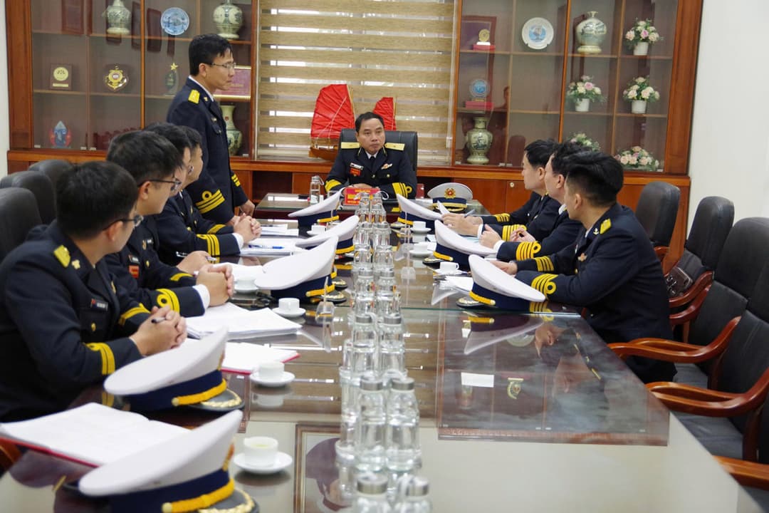 Phó Tư lệnh, Tham mưu trưởng Hải quân kiểm tra Trung tâm Xử lý tin ra đa Hải quân