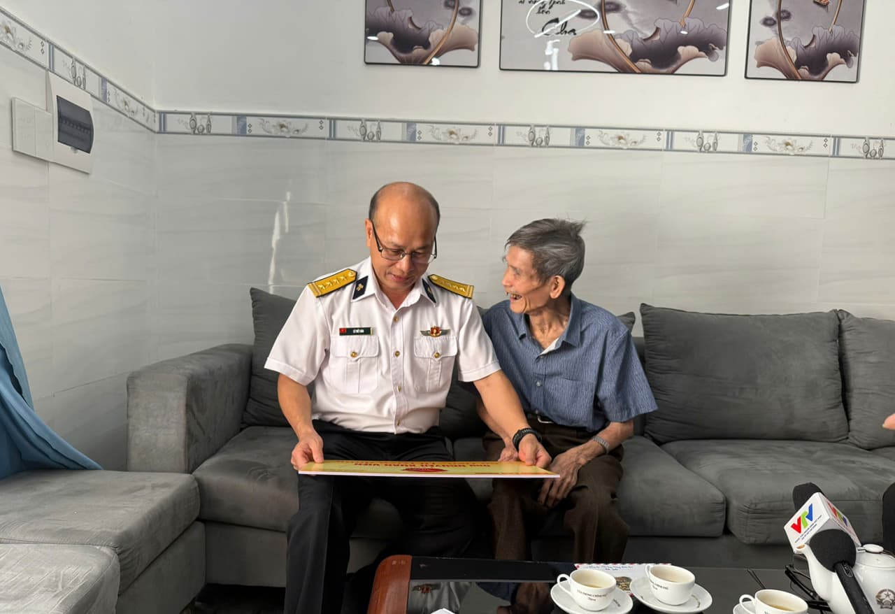 Thăm hỏi, tặng quà gia đình chính sách nhân dịp tết nguyên đán 2026