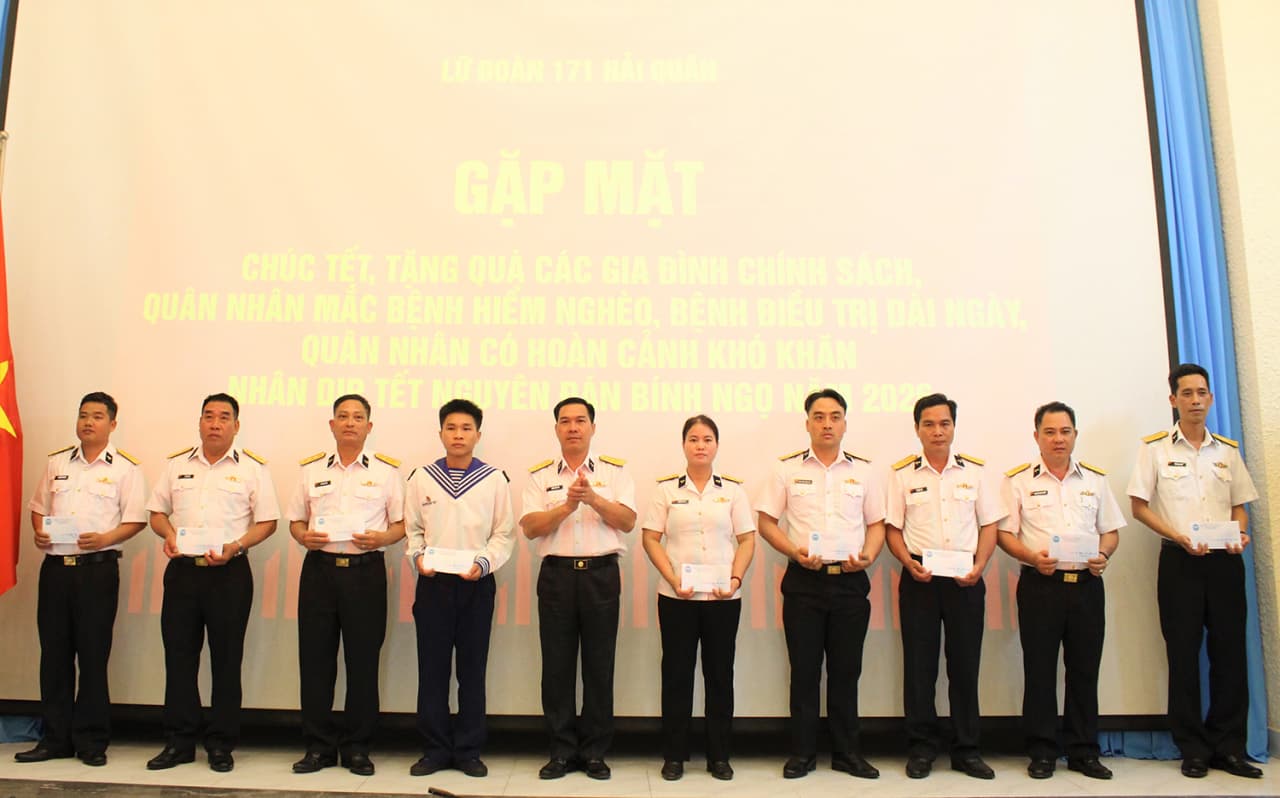 Lữ đoàn 171 gặp mặt, tặng quà gia đình chính sách và quân nhân có hoàn cảnh khó khăn