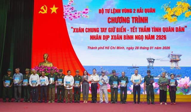 Ấm áp chương trình “Xuân chung tay giữ biển -Tết thắm tình quân dân”
