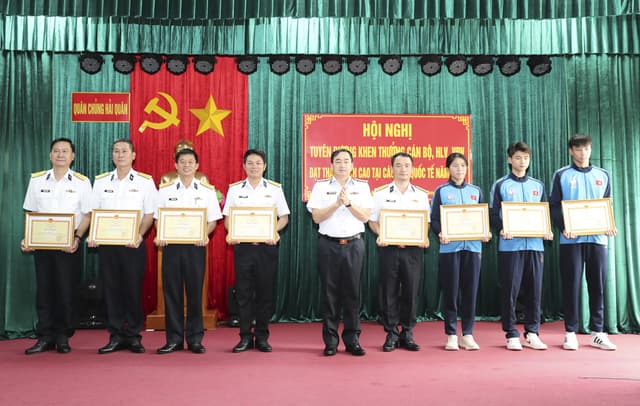 Bộ Tư lệnh Hải quân tuyên dương, khen thưởng cán bộ, HLV, VĐV đạt thành tích quốc tế