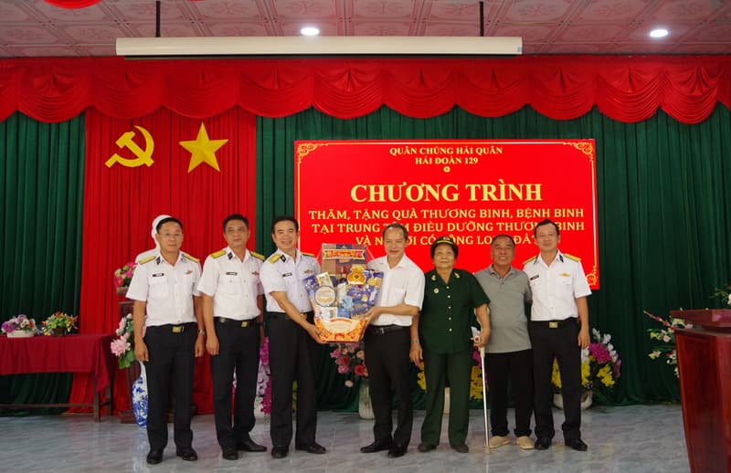 Hải đoàn 129 thăm, tặng quà thương bệnh binh và người có công