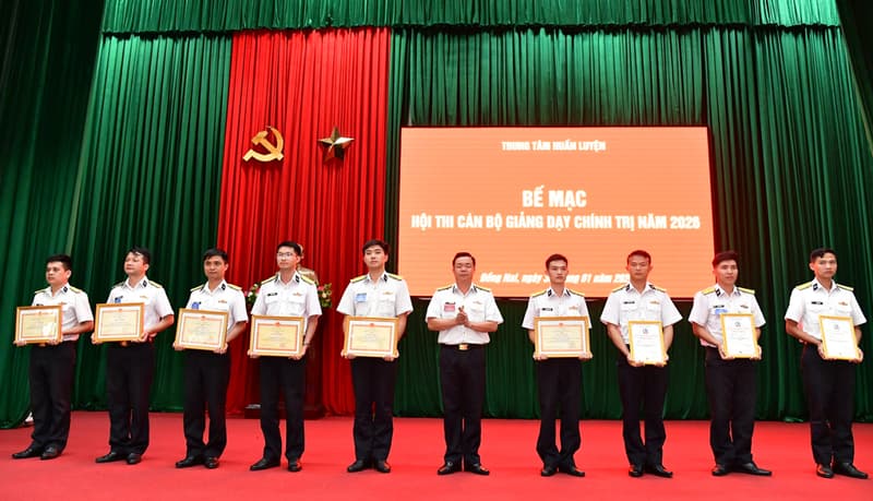 100% thí sinh tham gia hội thi cán bộ giảng dạy chính trị đạt khá, giỏi