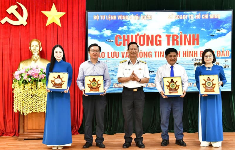 Sở Giáo dục và Đào tạo TP Hồ Chí Minh thăm, giao lưu với cán bộ, chiến sĩ Vùng 2