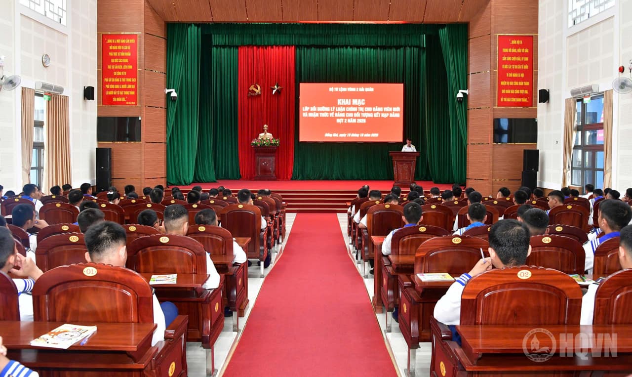 130 học viên tham gia lớp bồi dưỡng nhận thức về Đảng và đảng viên mới