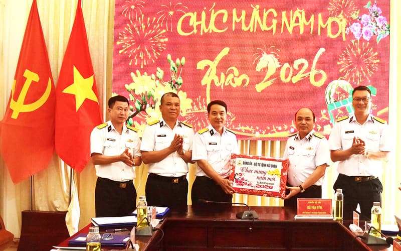 Phó Chính ủy Hải quân kiểm tra, chúc tết cán bộ, chiến sĩ Lữ đoàn 681
