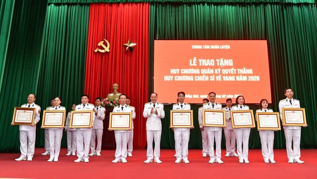 Trung tâm Huấn luyện Vùng 2 trao tặng huân, huy chương cho cán  bộ, nhân viên
