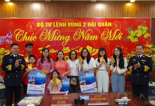 Xuân nối đất liền với biển khơi