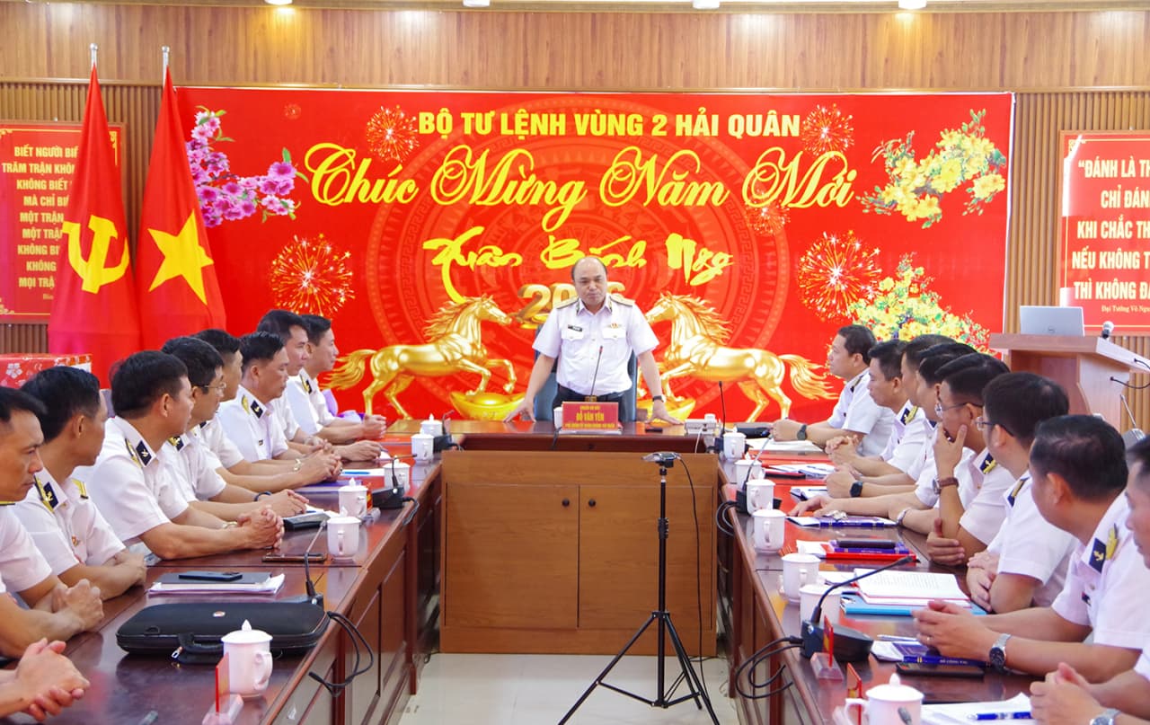 Chuẩn Đô đốc Đỗ Văn Yên kiểm tra, chúc Tết tại Vùng 2 Hải quân