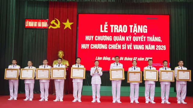 Lữ đoàn 681 trao tặng Huy chương Quân kỳ Quyết thắng, Huy chương Chiến sĩ vẻ vang năm 2026