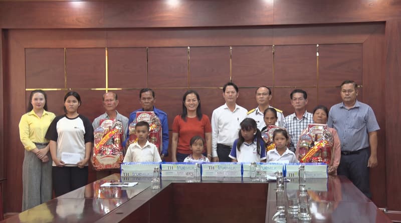 Lữ đoàn 125 trao quà Tết cho con ngư dân