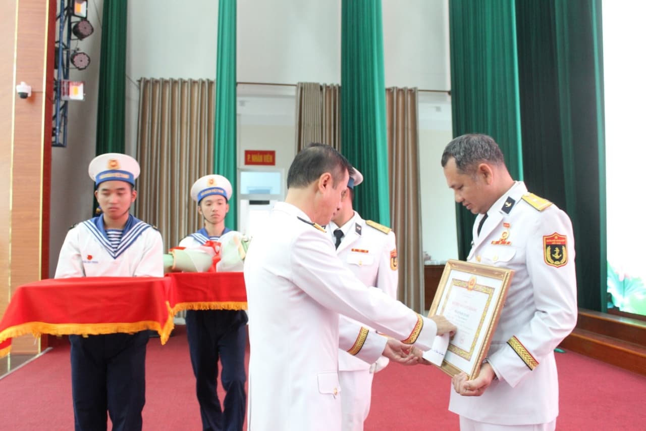 Lữ đoàn 171 trao tặng Huy hiệu 30 năm tuổi Đảng