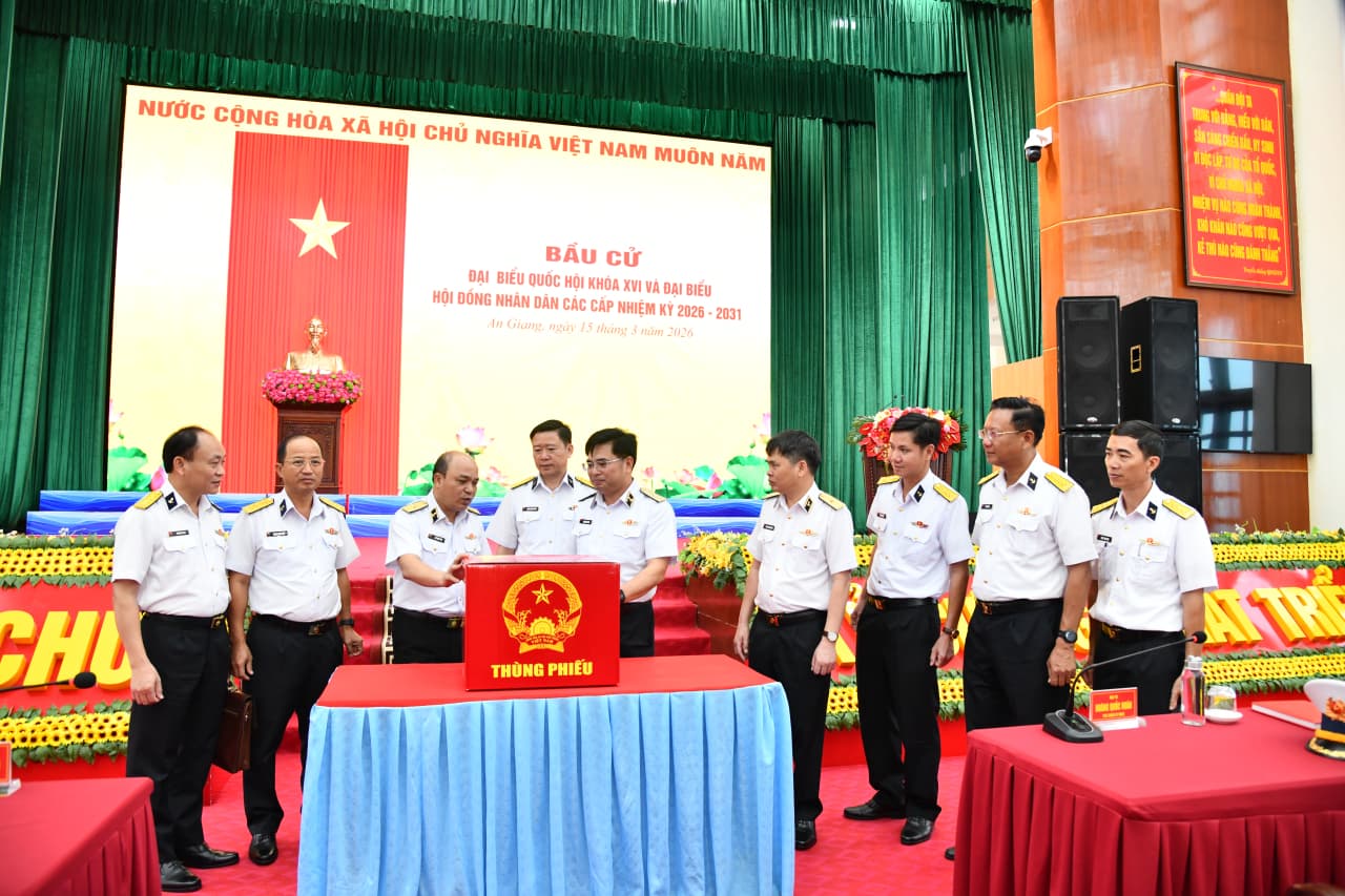 Phó Chính ủy Hải quân kiểm tra công tác bầu cử tại Vùng 5