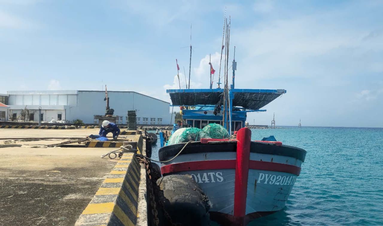 Hải đoàn 129 hỗ trợ khắc phục sự cố cho tàu cá tại đảo Trường Sa