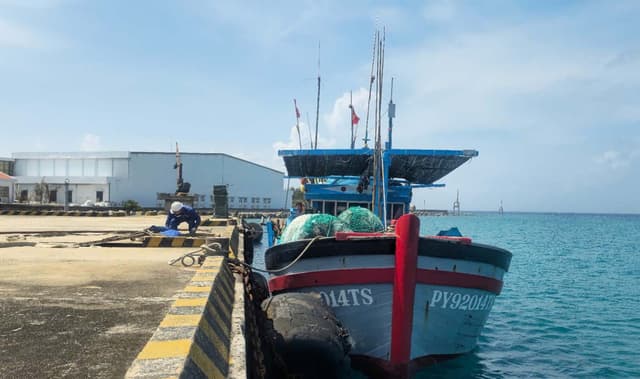 Hải đoàn 129 hỗ trợ khắc phục sự cố cho tàu cá tại đảo Trường Sa