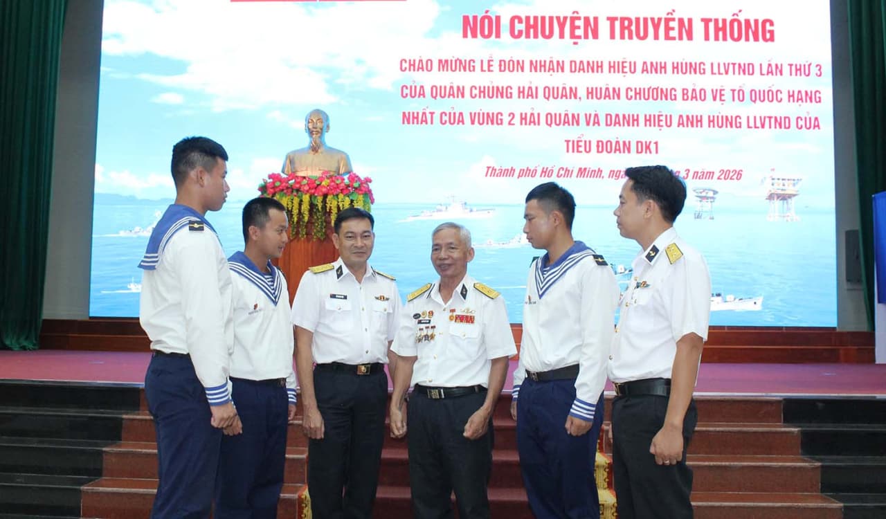 Lữ đoàn 171 nói chuyện truyền thống chào mừng Lễ đón nhận danh hiệu Anh hùng LLVT nhân dân