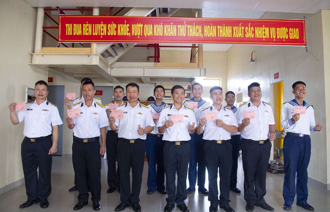 Những hòm phiếu đầu tiên đã về tới đất liền