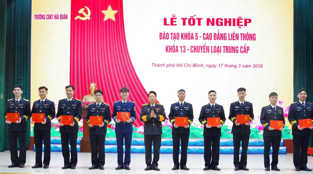 Trường Cao đẳng Kỹ thuật Hải quân tổ chức lễ tốt nghiệp cho học viên