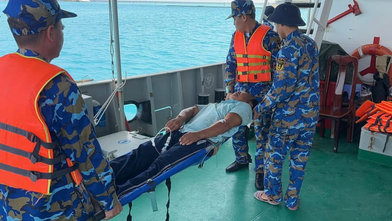 Tàu 741 hỗ trợ vận chuyển cấp cứu ngư dân bị nạn trên quần đảo Trường Sa