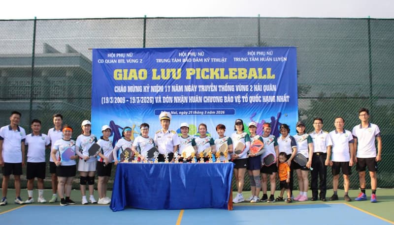 Giao lưu thể thao chào mừng kỷ niệm Ngày truyền thống Vùng 2 Hải quân