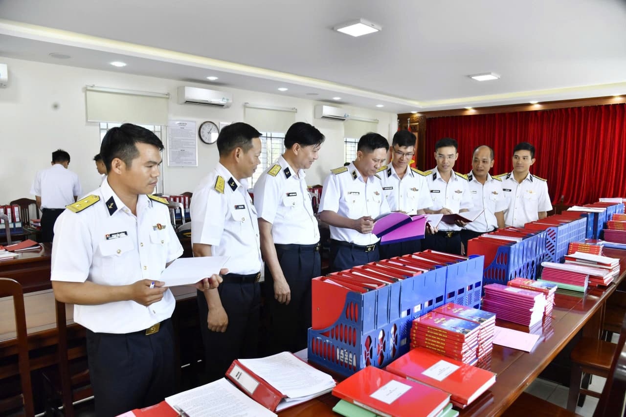 Chính ủy Vùng 2 kiểm tra tháng đầu huấn luyện tại Lữ đoàn 167