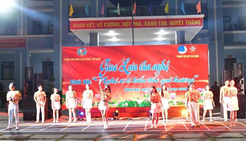 Đội tình nguyện viên nghệ sĩ TP. Hồ Chí Minh biểu diễn tại Trung tâm Huấn luyện Vùng 2