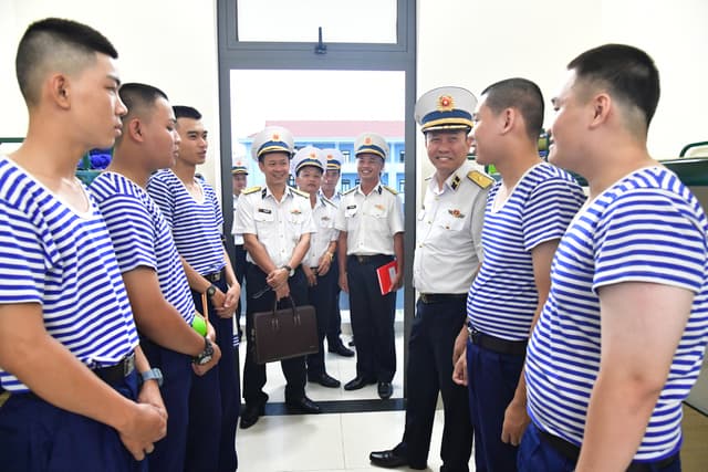 Chính ủy Vùng 2 Hải quân thăm, động viên chiến sĩ mới tại Trung tâm Huấn luyện