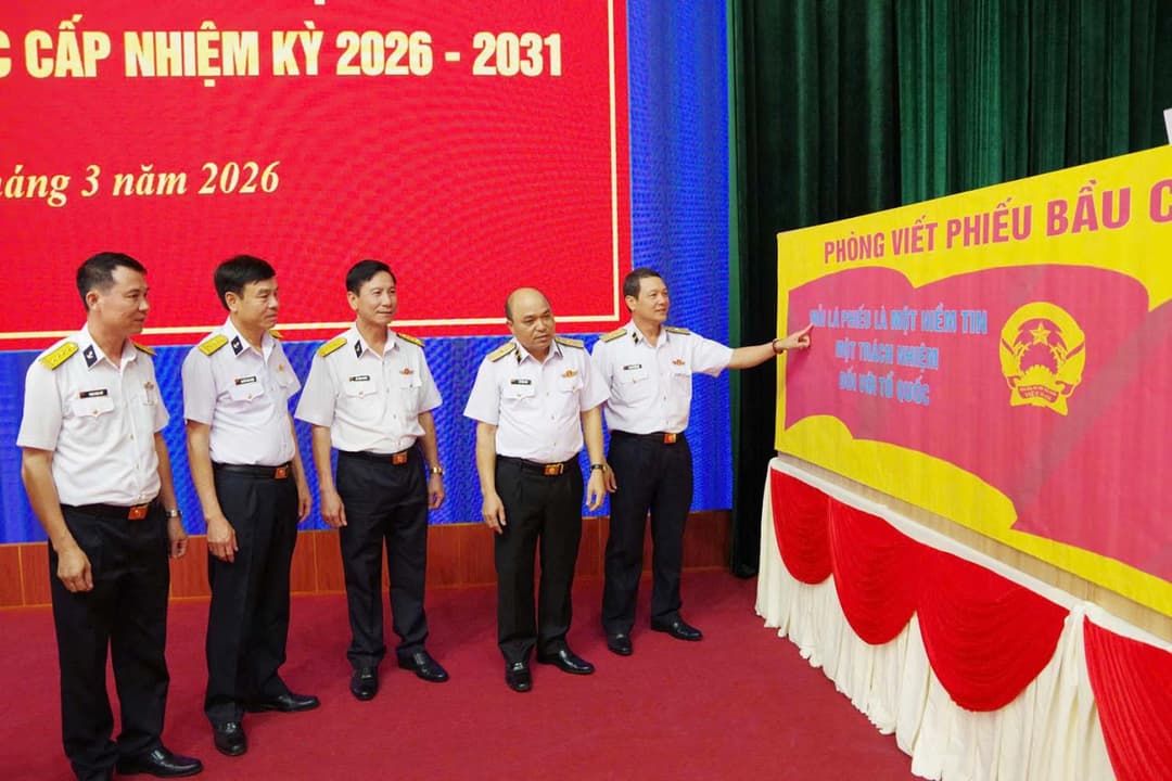 Chuẩn Đô đốc Đỗ Văn Yên kiểm tra công tác chuẩn bị bầu cử tại Vùng 2