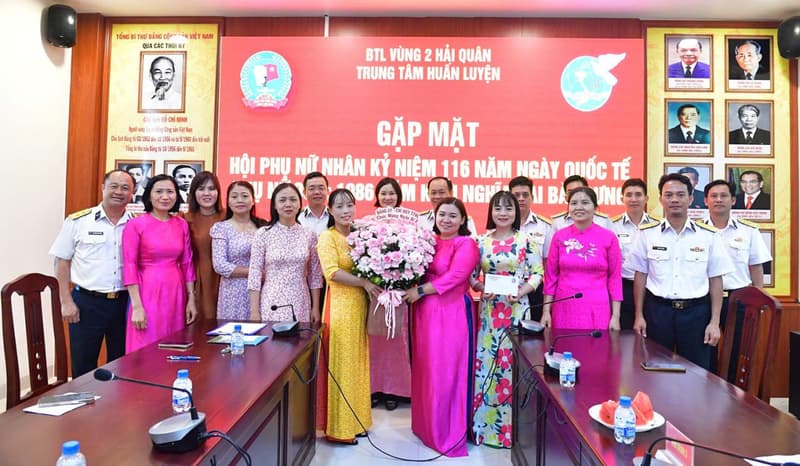 Hội phụ nữ Trung tâm Huấn luyện Vùng 2 gặp mặt kỷ niệm Ngày quốc tế Phụ nữ