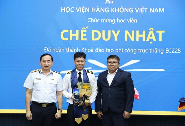 Tư lệnh Hải quân dự lễ tốt nghiệp lớp phi công Hải quân