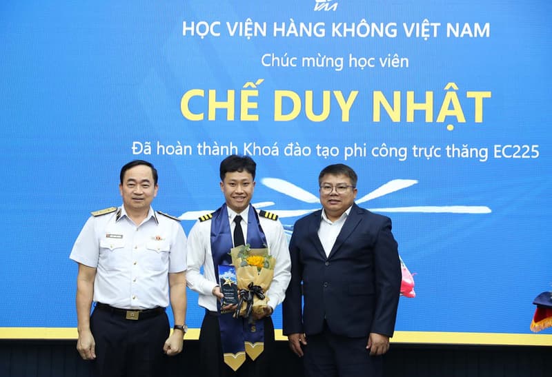 Tư lệnh Hải quân dự lễ tốt nghiệp lớp phi công Hải quân