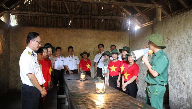 Trung tâm Bảo đảm kỹ thuật Vùng 2 tổ chức hành trình về nguồn tại địa đạo Củ Chi