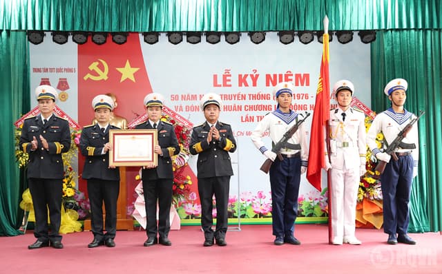 Trung tâm Thể dục thể thao Quốc phòng 5 đón nhận Huân chương Lao động hạng Nhất