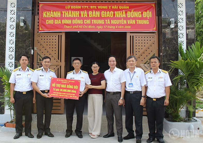 Trao nhà đồng đội, gửi gắm yêu thương