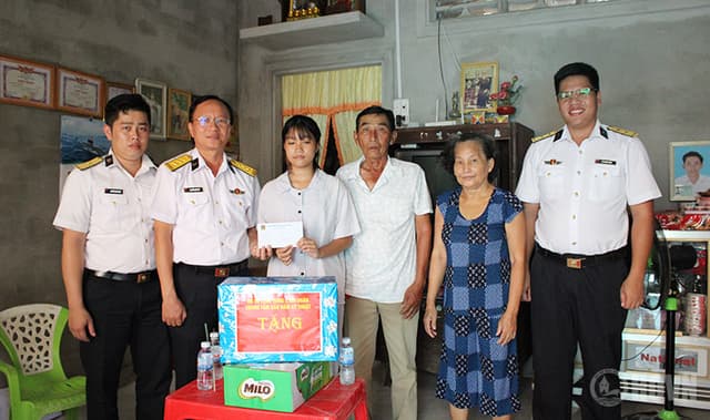 Trung tâm Bảo đảm kỹ thuật Vùng 2 tặng quà con ngư dân