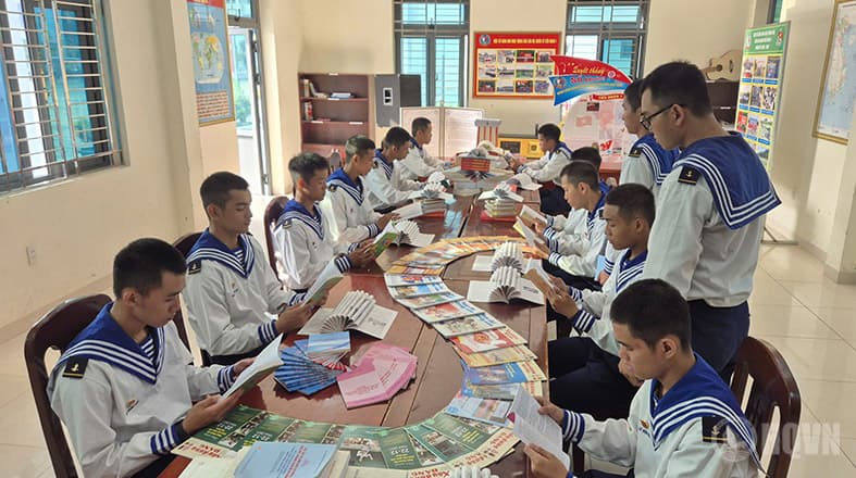 Vùng 2 Hải quân hưởng ứng Ngày sách và Văn hóa đọc Việt Nam