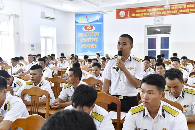 Lữ đoàn 167 tổ chức đối thoại dân chủ