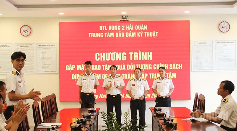 Thăm hỏi, tặng quà gia đình chính sách