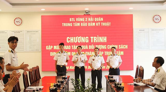 Thăm hỏi, tặng quà gia đình chính sách