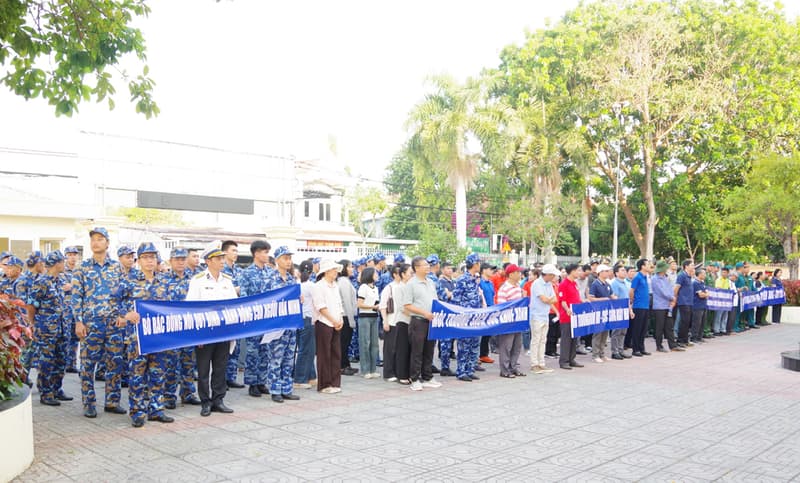 Tuổi trẻ Hải đoàn 129 tham gia vệ sinh môi trường tại phường Phước Thắng