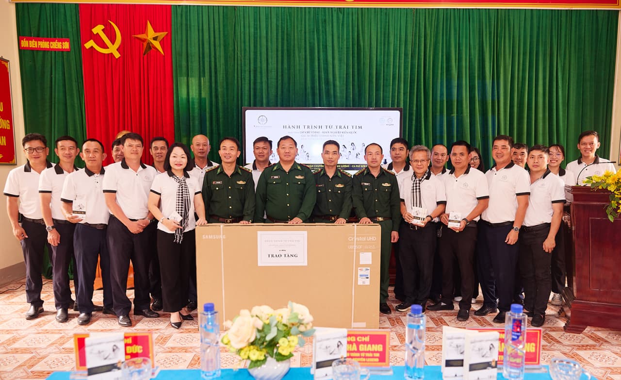 Mang tri thức đến cán bộ, chiến sĩ nơi biên giới Chiềng Sơn