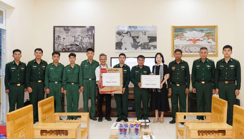 Những món quà đến với cán bộ, chiến sĩ và học sinh vùng cao