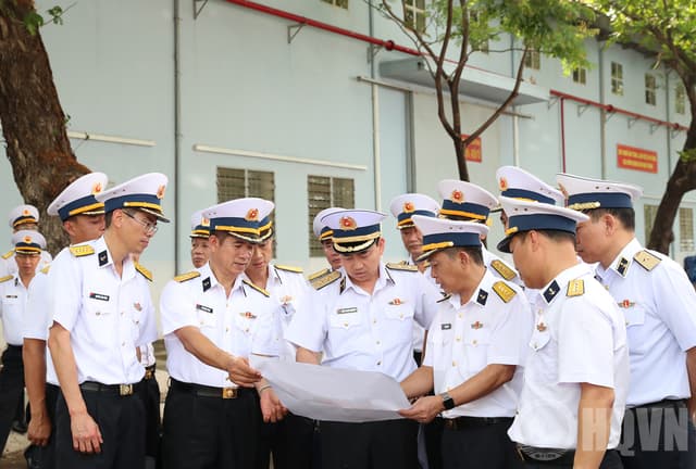 Tư lệnh Hải quân kiểm tra tại Hải đoàn 129