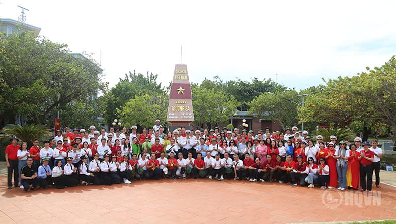 Đoàn công tác số 16 hoàn thành chuyến thăm, động viên quân dân đặc khu Trường Sa và Nhà giàn DK1