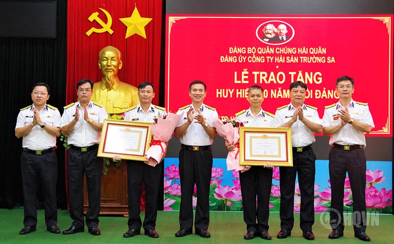 Công ty Hải sản Trường Sa trao tặng Huy hiệu 30 năm tuổi Đảng