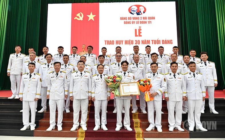 Lữ đoàn 171 trao Huy hiệu 30 năm tuổi Đảng
