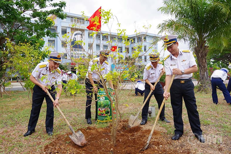 Vùng 2 Hải quân trồng cây đời đời nhớ ơn Bác Hồ