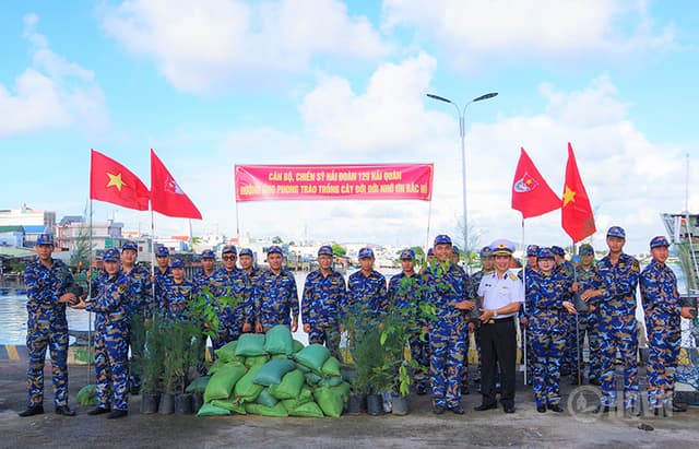 Hải đoàn 129 chung tay thực hiện Chương trình “Xanh hóa Trường Sa”