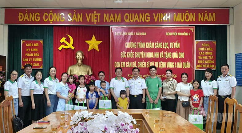 Vùng 4 khám bệnh, tư vấn sức khỏe, cấp phát thuốc cho con quân nhân
